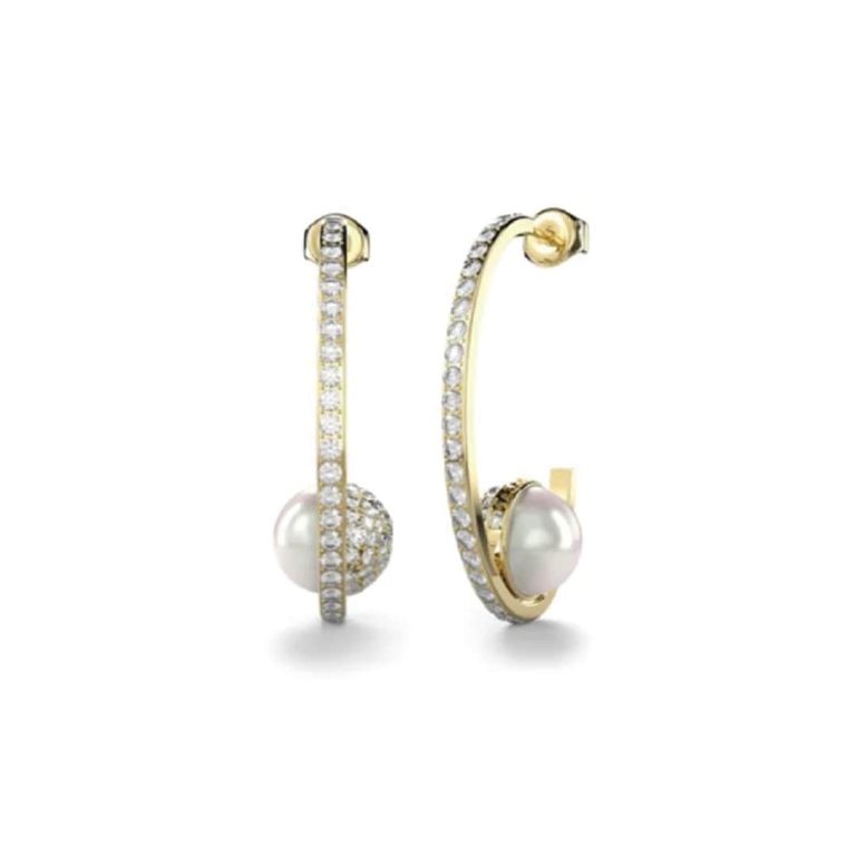 Brincos Guess Calypso. Argolas com pérolas e cristais, design irreverente e sofisticado.