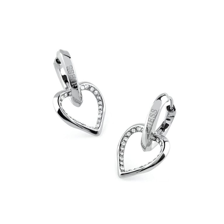 Brincos Guess Mon Amour prateados compridos com corações pendentes e cristais.