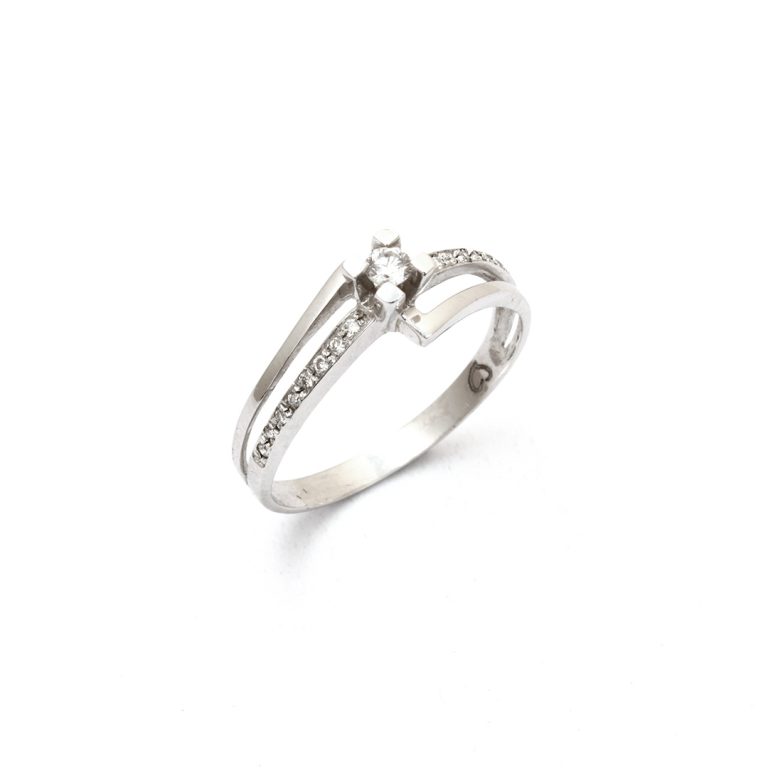 Anel Romantis solitário em ouro com design contemporâneo e diamantes.