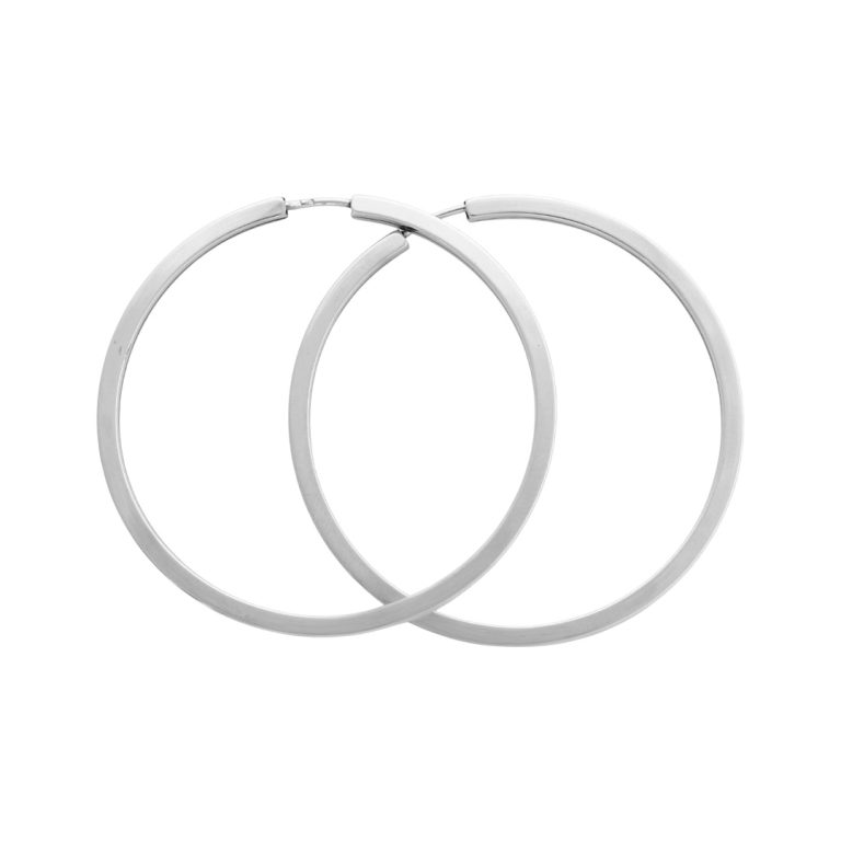 Argolas de ouro branco com design geométrico e linhas retas minimalistas.