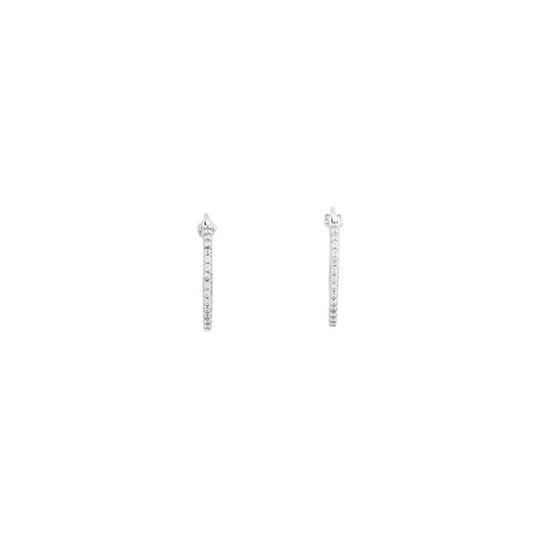 Argolas de ouro branco com pedras, design minimalista e brilho discreto.