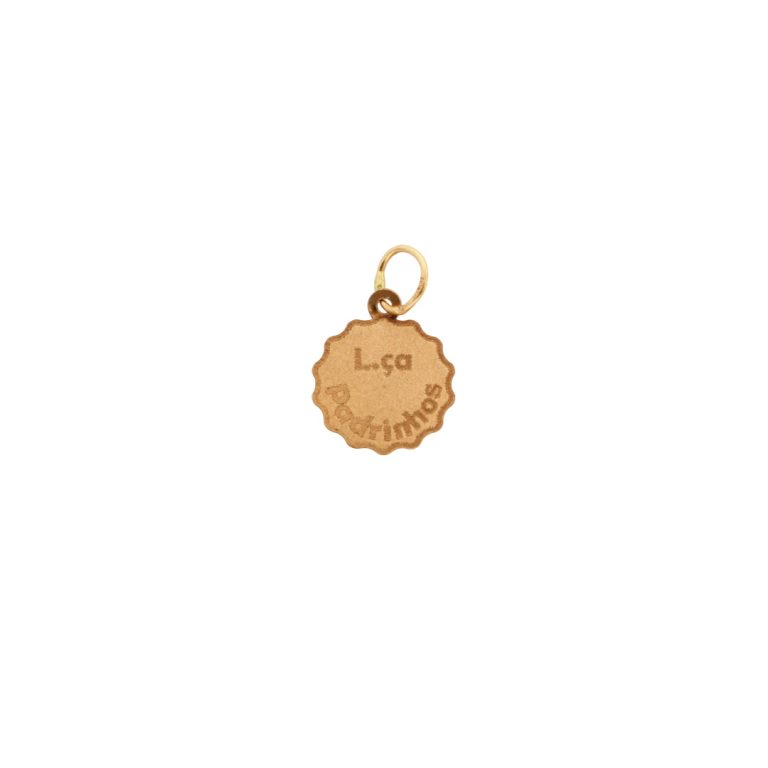 Medalha de ouro em forma de flor com a inscrição “Lç.ª Padrinhos”.