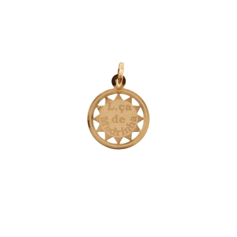 Medalha de ouro com inscrição “Lç.ª de Madrinha”, peça simbólica e elegante.