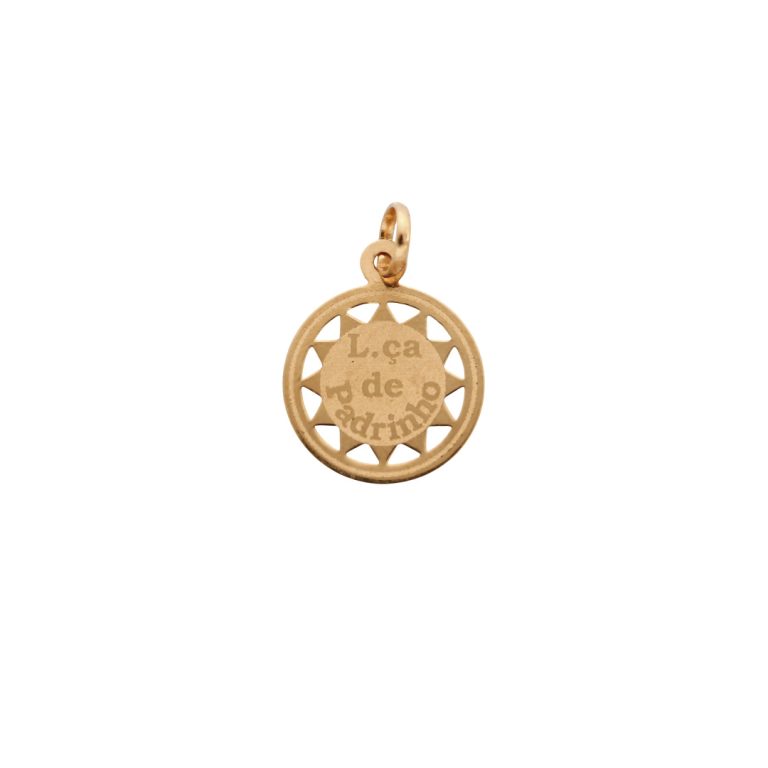 Medalha de ouro com a inscrição “Lç.ª de Padrinho”, joia simbólica.