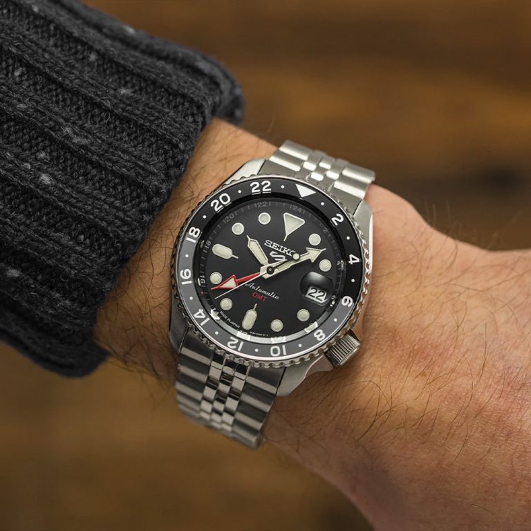 Relógio Seiko 5 Sports Automatic GMT com bracelete Jubileu e mostrador com escala GMT. Vista no pulso.