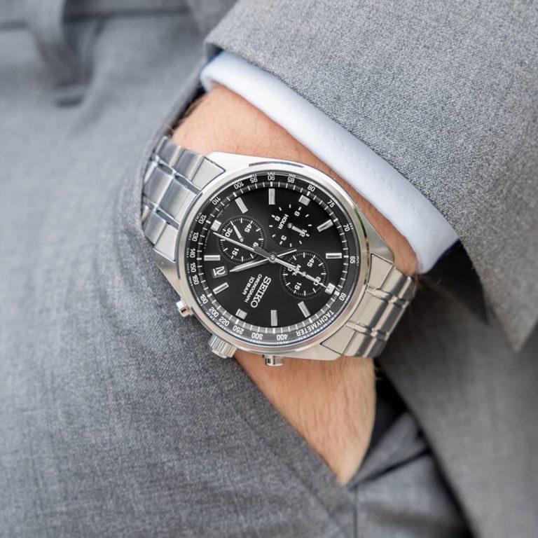 Relógio Seiko Neo Sports Chrono prateado com mostrador preto. Vista no pulso.