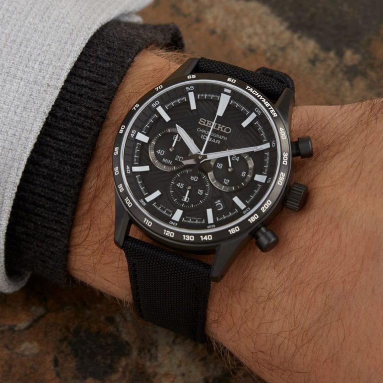Relógio Seiko Neo Sports preto com caixa acetinada e bracelete de nylon. Vista no pulso.