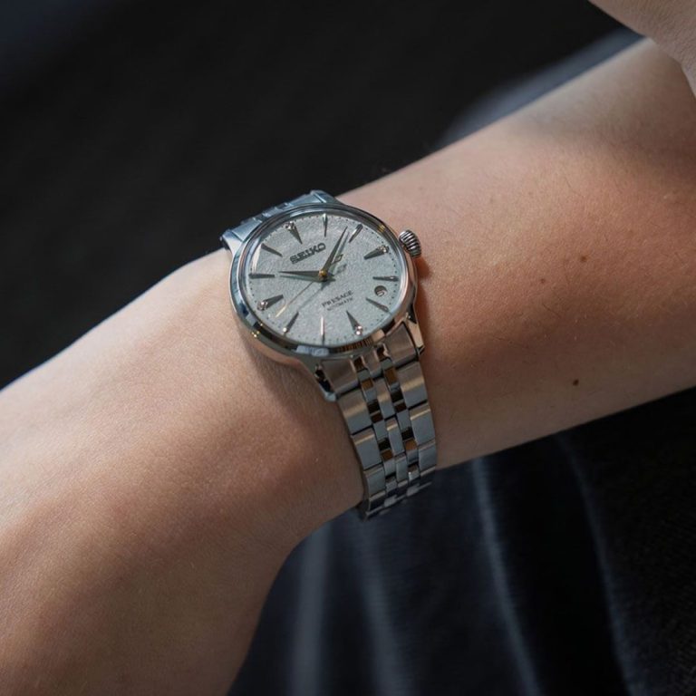 Relógio Seiko Presage Cocktail Frozen Mojito com mostrador verde-menta e diamantes. Vista no pulso.