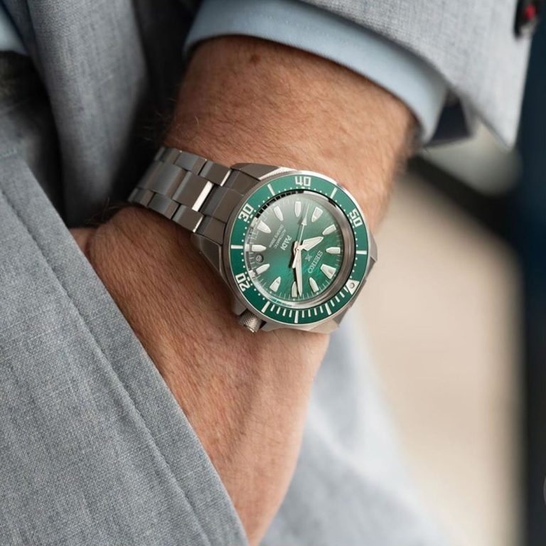 Relógio Seiko Prospex Automatic Diver's PADI Samurai com mostrador verde-esmeralda e caixa robusta. Vista no pulso.